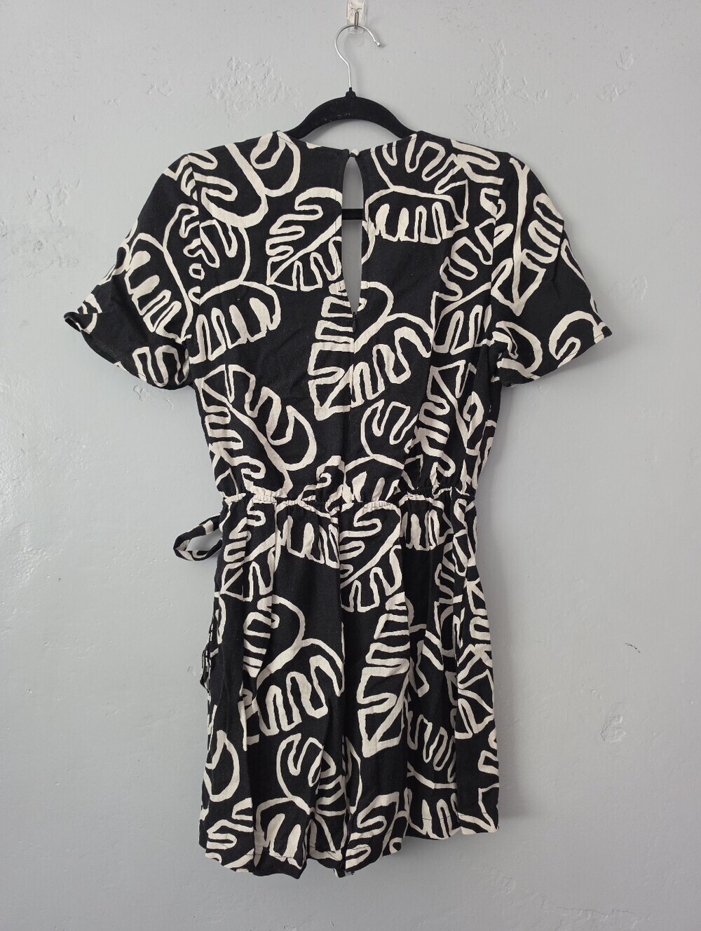 Farm Rio Anthropologie Kiki Surplice Black & White Leaf Print V-Neck Romper XS - Picture 5 of 11